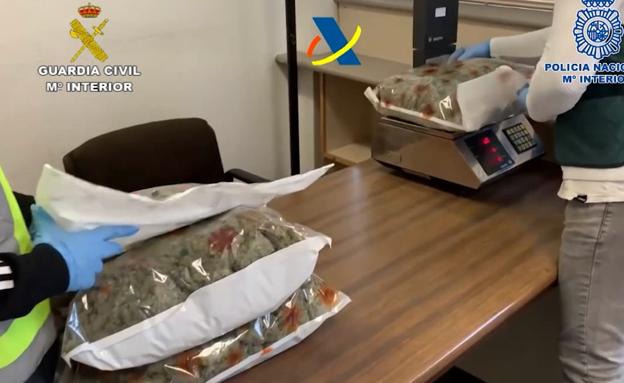 Los agentes pesan parte de la droga incautada en la operación.