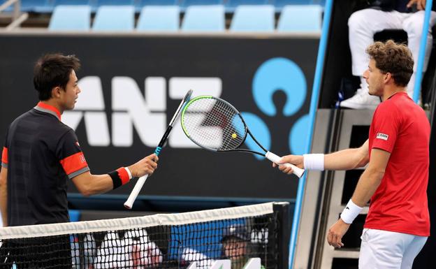 Pablo Carreño y Kei Nishikori se saludan durante el Open de Australia 