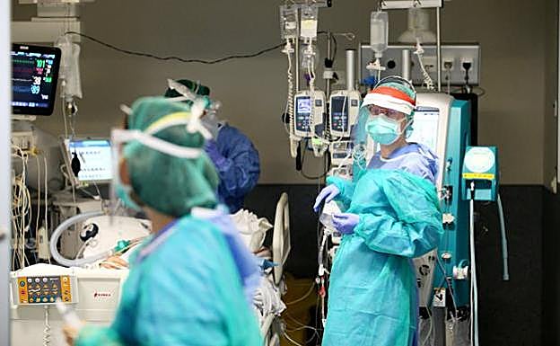 Asturias registra el menor número de casos en un mes, pero la ocupación en UCI llega al 70%