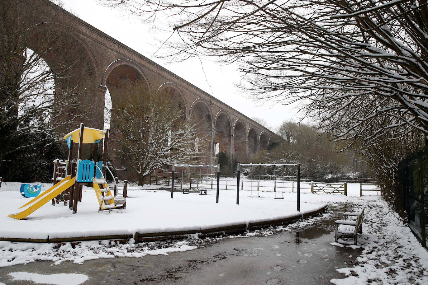 La nieve se ha dejado notar en los últimos días en distintos países como Alemania, Holanda o Estados Unidos. Las condiciones climatológicas, además de dejar unas imágenes llamativas, también han provocado alteraciones en la vida de sus ciudadanos.