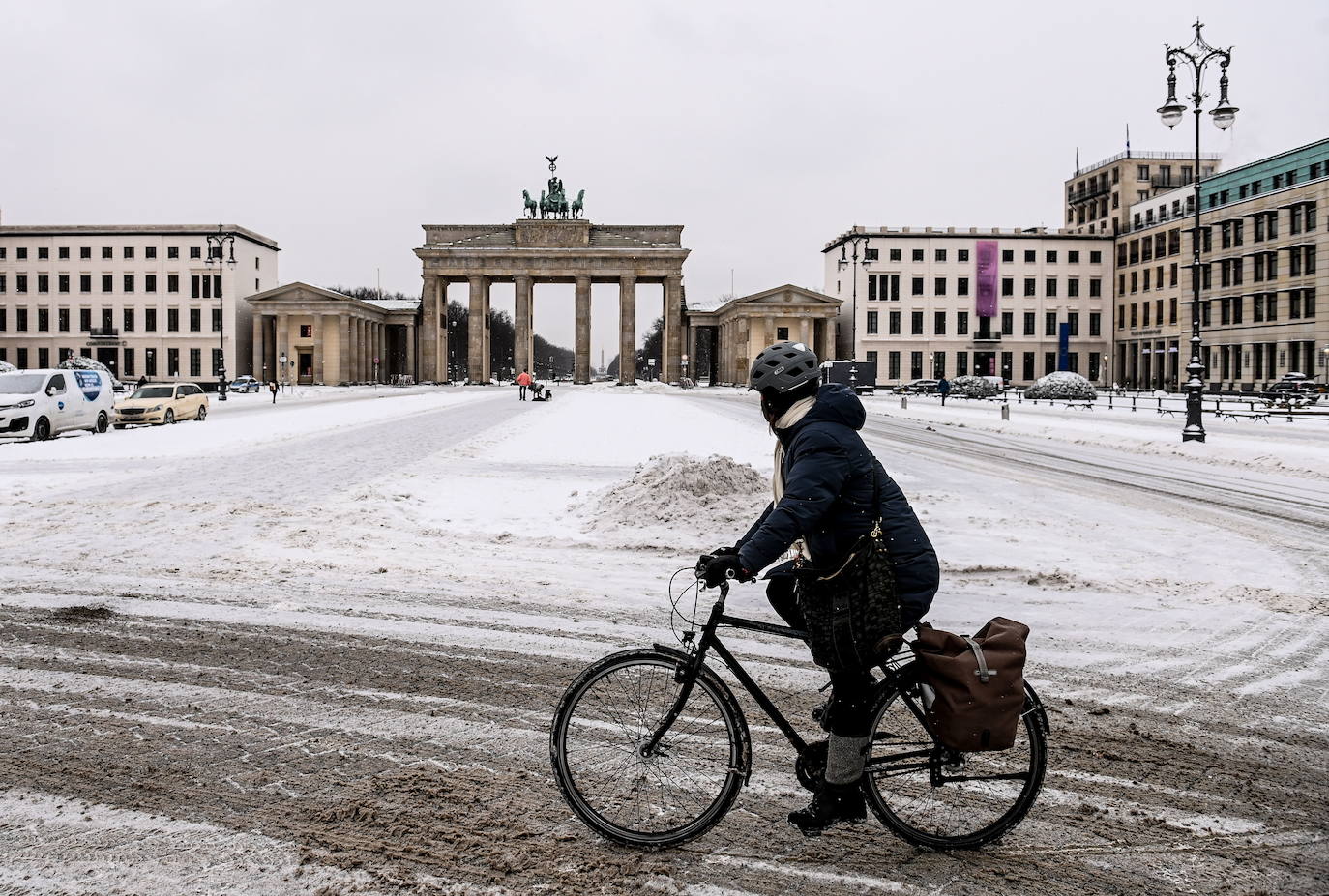 La nieve se ha dejado notar en los últimos días en distintos países como Alemania, Holanda o Estados Unidos. Las condiciones climatológicas, además de dejar unas imágenes llamativas, también han provocado alteraciones en la vida de sus ciudadanos.