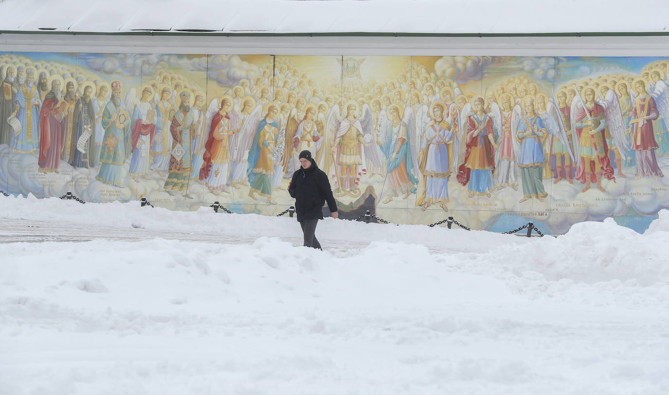 La nieve se ha dejado notar en los últimos días en distintos países como Alemania, Holanda o Estados Unidos. Las condiciones climatológicas, además de dejar unas imágenes llamativas, también han provocado alteraciones en la vida de sus ciudadanos.