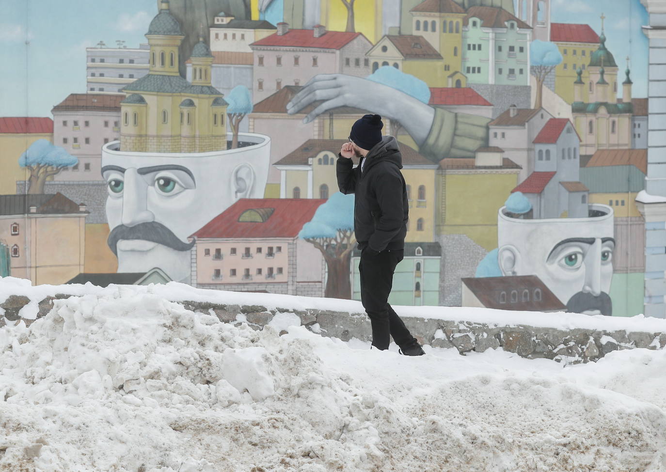 La nieve se ha dejado notar en los últimos días en distintos países como Alemania, Holanda o Estados Unidos. Las condiciones climatológicas, además de dejar unas imágenes llamativas, también han provocado alteraciones en la vida de sus ciudadanos.