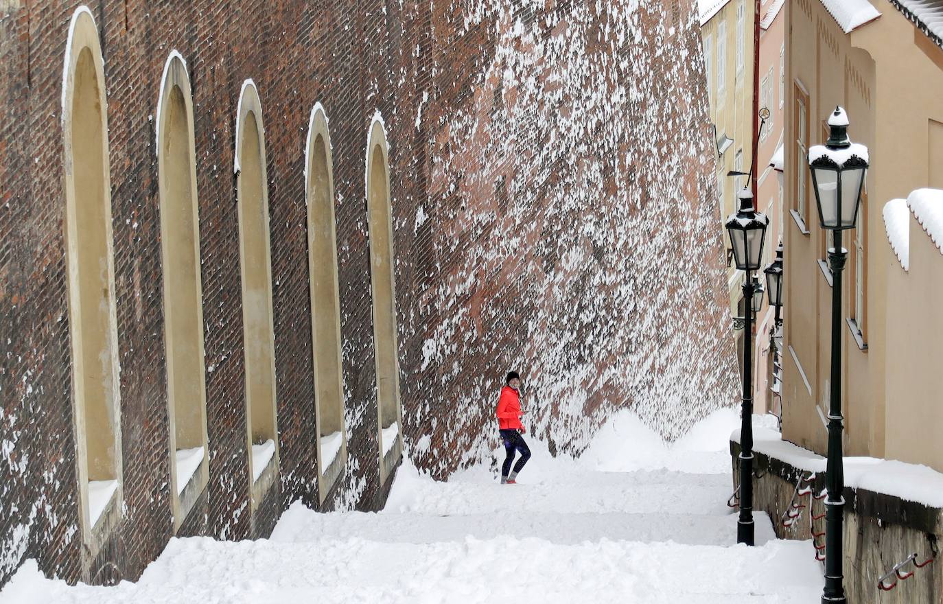 La nieve se ha dejado notar en los últimos días en distintos países como Alemania, Holanda o Estados Unidos. Las condiciones climatológicas, además de dejar unas imágenes llamativas, también han provocado alteraciones en la vida de sus ciudadanos.