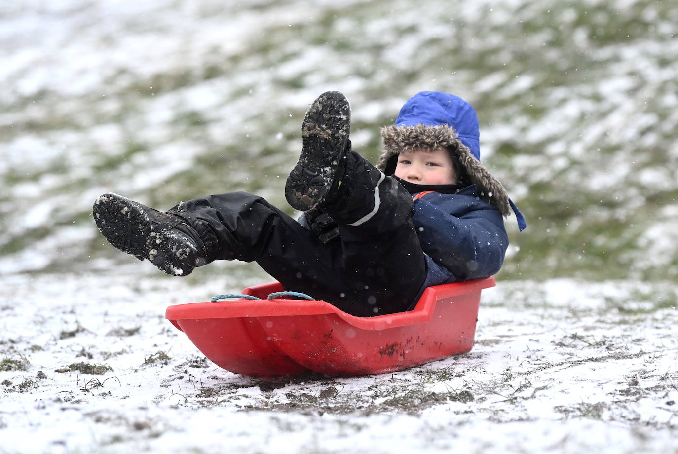 La nieve se ha dejado notar en los últimos días en distintos países como Alemania, Holanda o Estados Unidos. Las condiciones climatológicas, además de dejar unas imágenes llamativas, también han provocado alteraciones en la vida de sus ciudadanos.