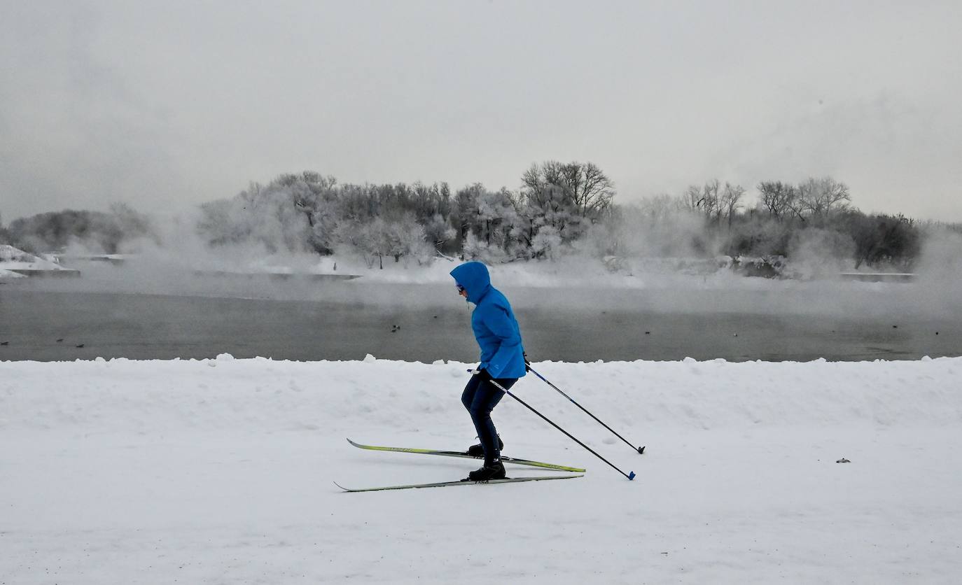 La nieve se ha dejado notar en los últimos días en distintos países como Alemania, Holanda o Estados Unidos. Las condiciones climatológicas, además de dejar unas imágenes llamativas, también han provocado alteraciones en la vida de sus ciudadanos.