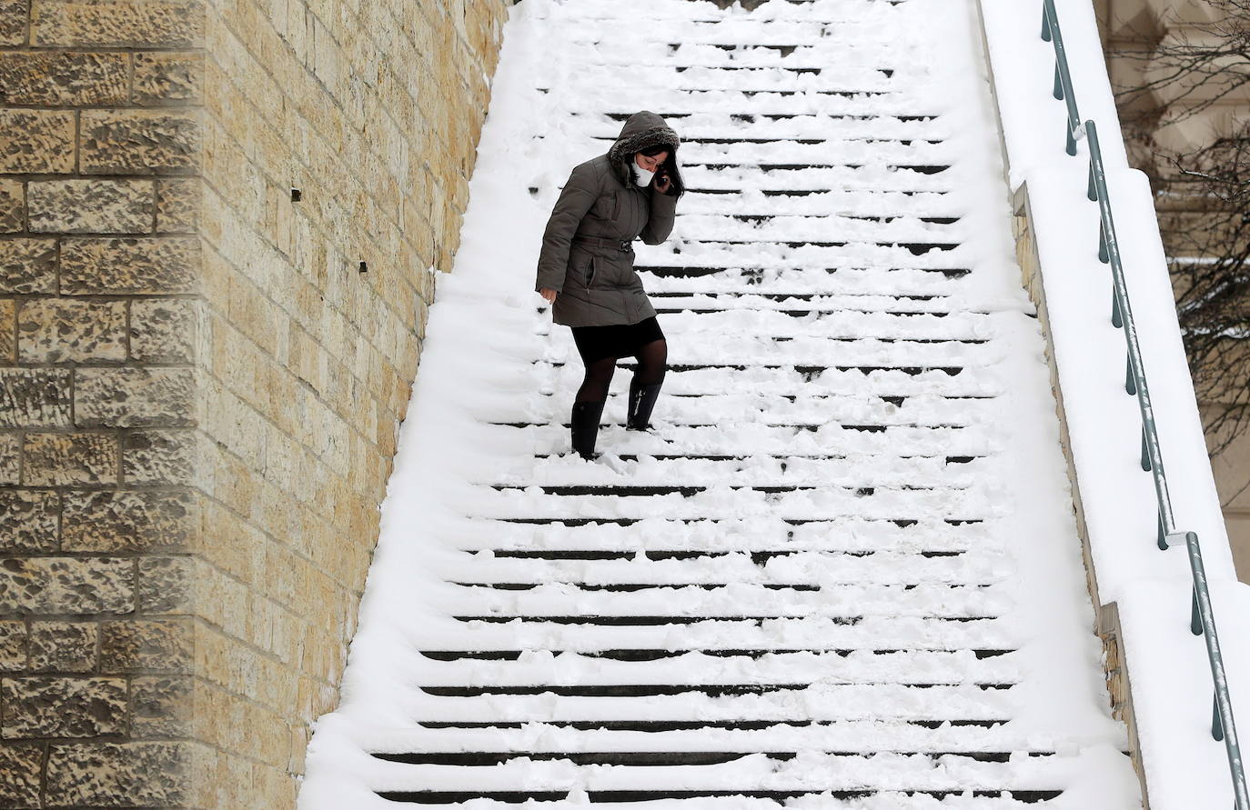 La nieve se ha dejado notar en los últimos días en distintos países como Alemania, Holanda o Estados Unidos. Las condiciones climatológicas, además de dejar unas imágenes llamativas, también han provocado alteraciones en la vida de sus ciudadanos.