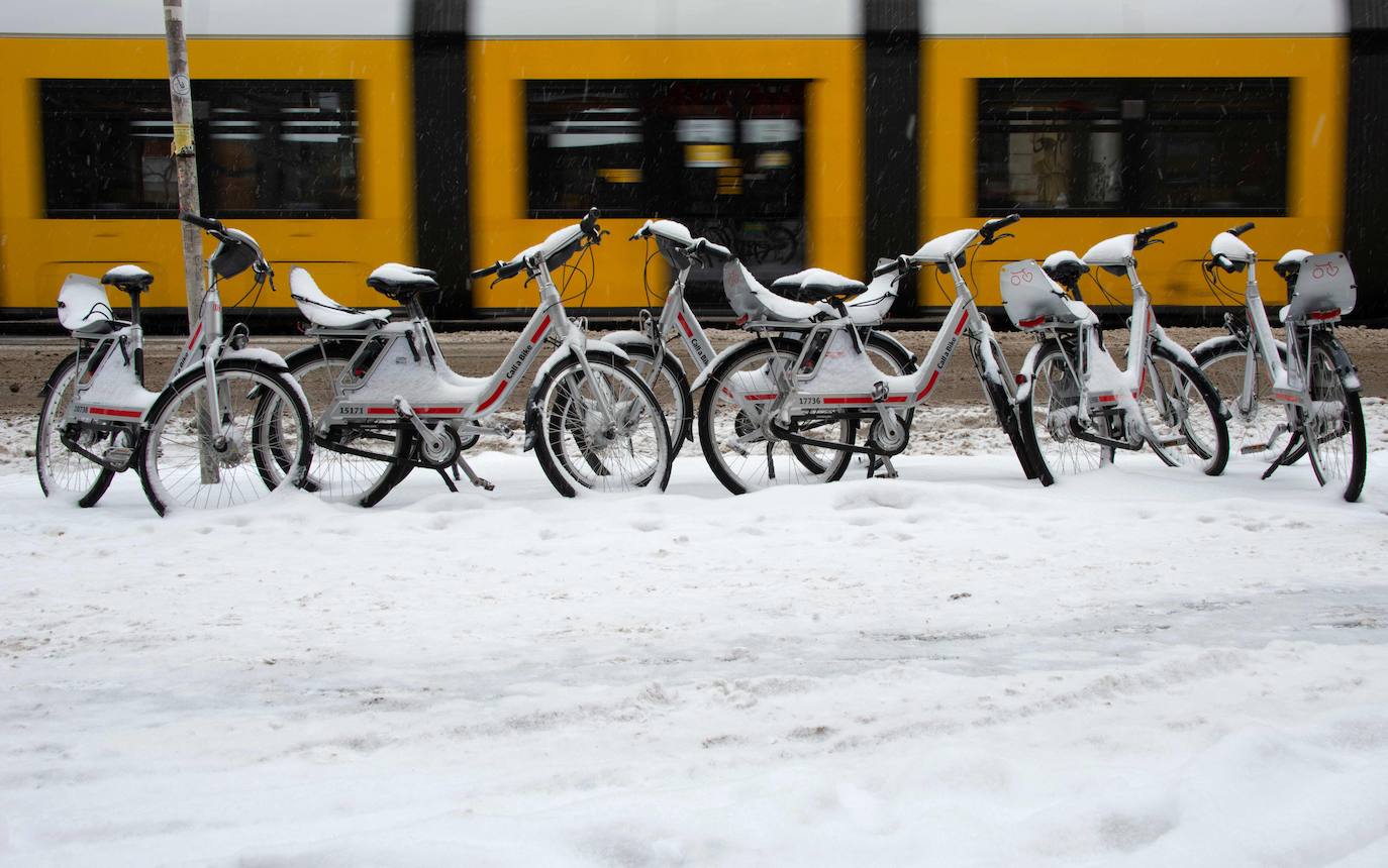 La nieve se ha dejado notar en los últimos días en distintos países como Alemania, Holanda o Estados Unidos. Las condiciones climatológicas, además de dejar unas imágenes llamativas, también han provocado alteraciones en la vida de sus ciudadanos.