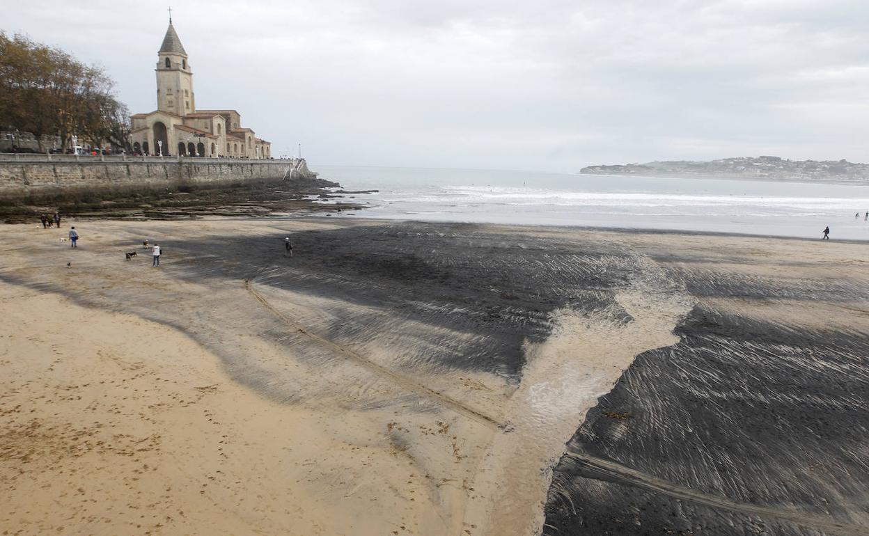 Carbón en el arenal gijonés en una imagen de archivo.