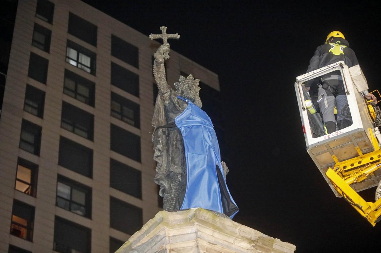 La estatua de Pelayo será disfrazada de noche, pasado el toque de queda, para evitar aglomeraciones. En la imagen, en 2019. 