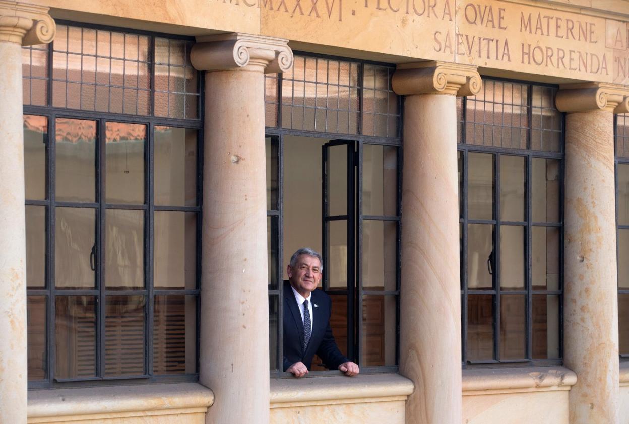 Santiago García Granda, asomado a una ventana del Edificio Histórico. 