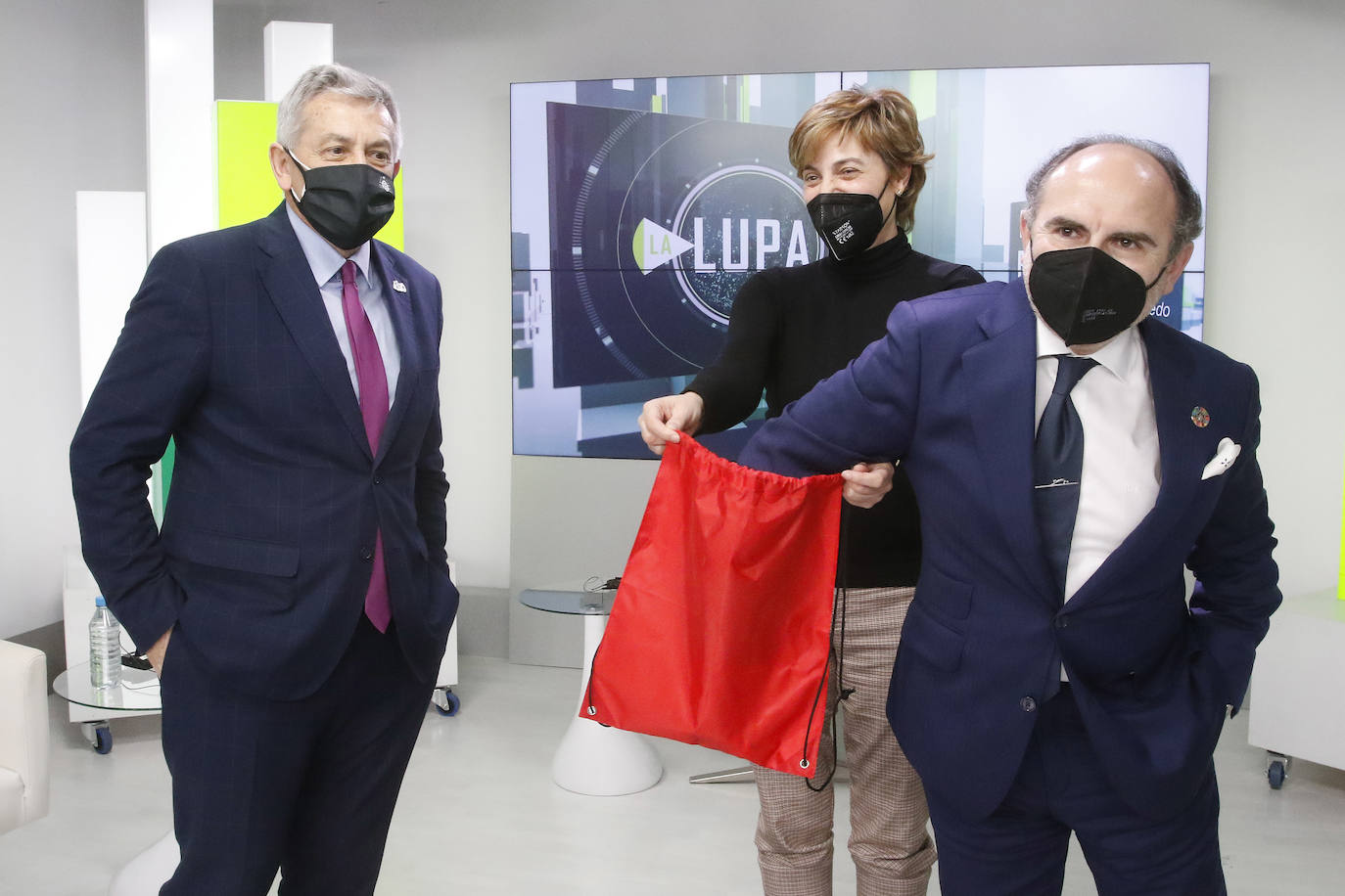 Los dos candidatos que optan al cargo de rector de la Universidad de Oviedo afrontaron el cierre de la campaña electoral con un debate en 'La Lupa' de Canal 10 , que fue moderado por Juan Neira.