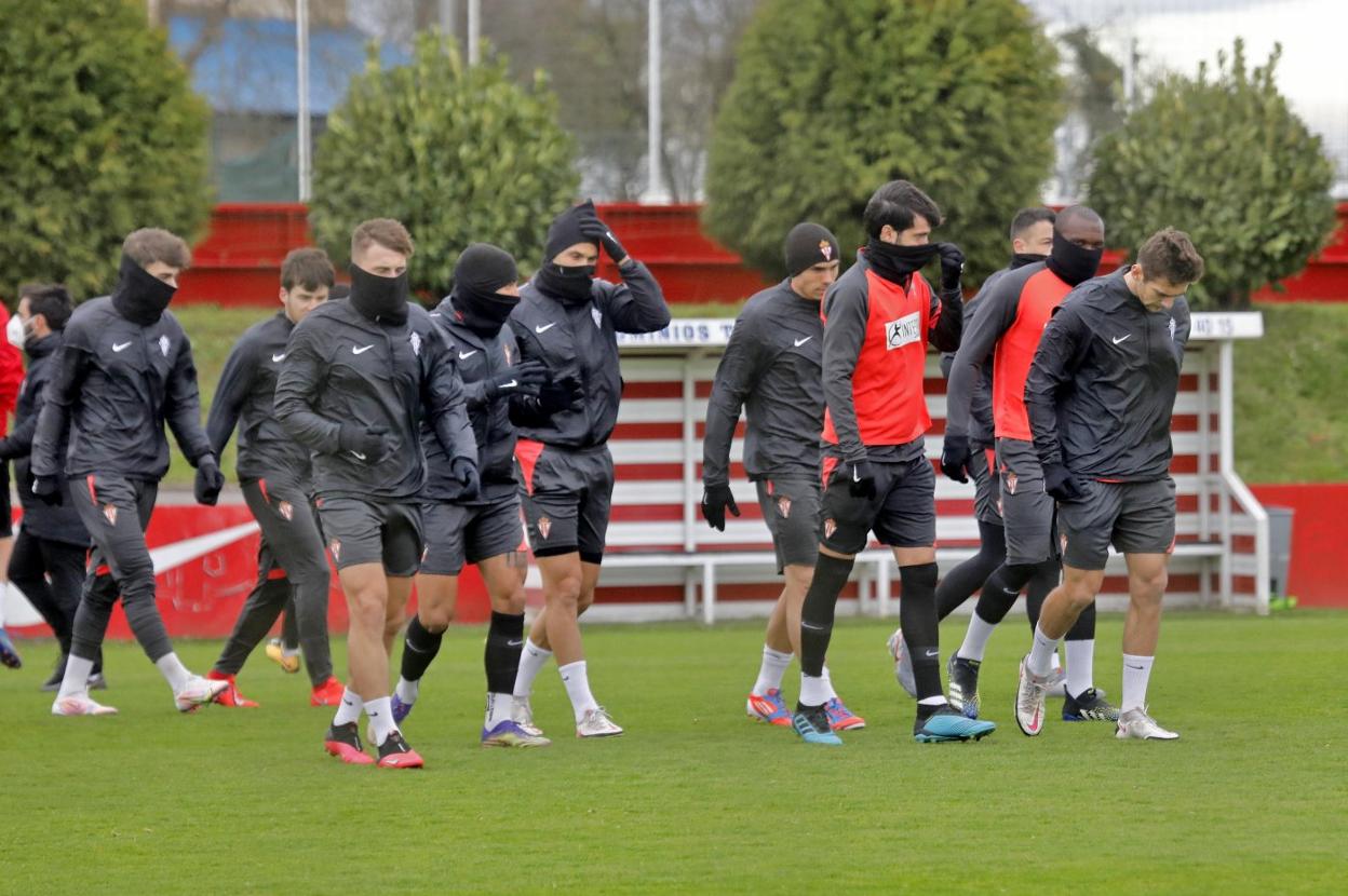 Los jugadores, ayer, al saltar al césped del campo número 2 de Mareo. 