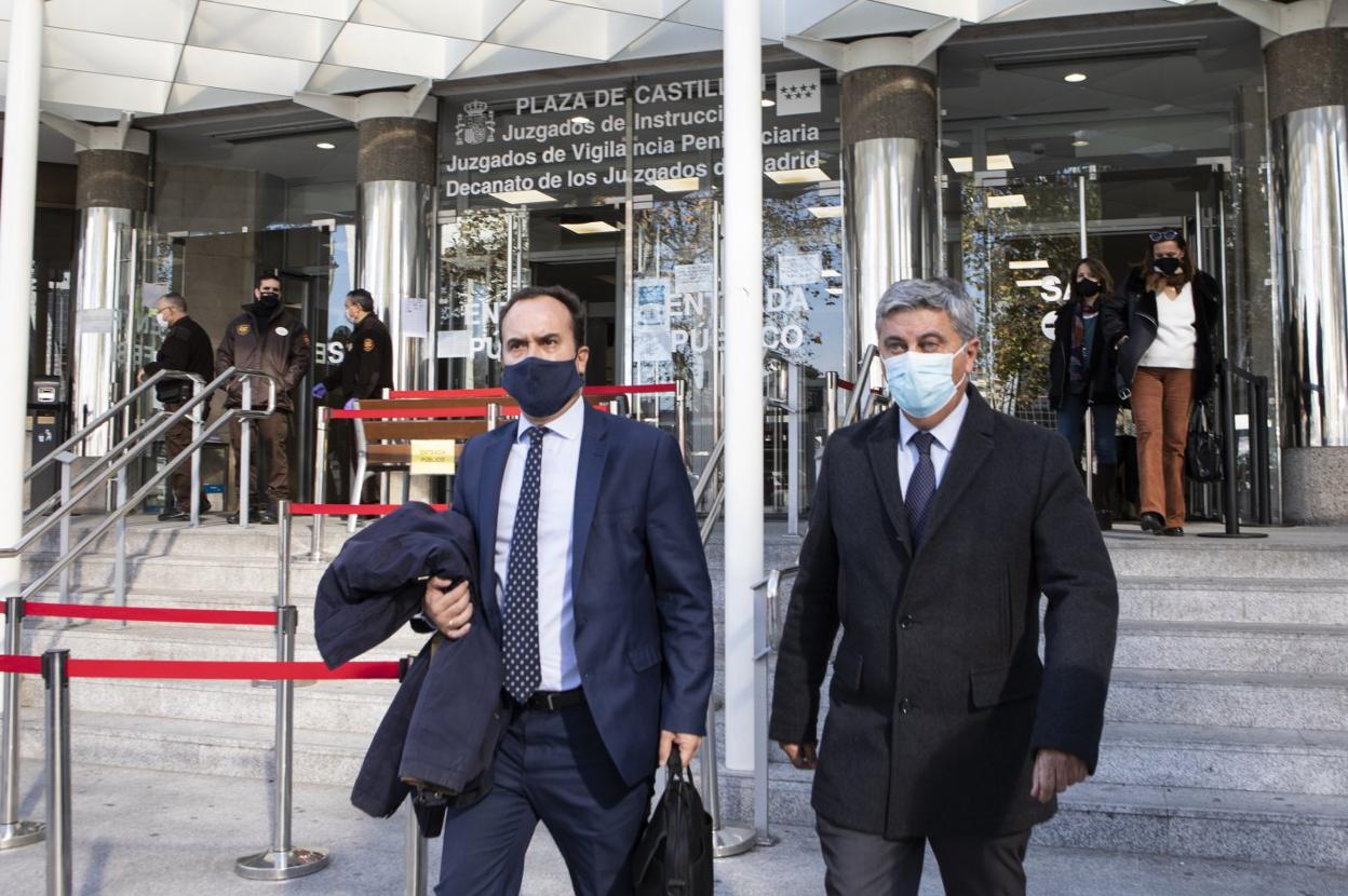 El abogado Elías Castejón, a la derecha, declara como investigado por su condición de administrador de Neurona S.L., filial de la matriz mexicana. 