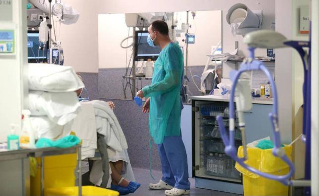 Más de 2.300 profesionales sanitarios asturianos, positivos desde el inicio de la pandemia