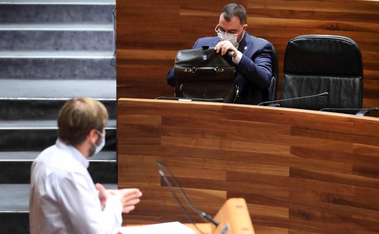 Daniel Ripa y Adrián Barbón en sede parlamentaria