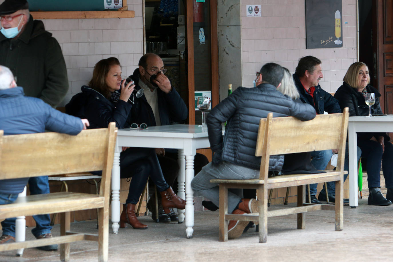 Los vecinos de Pola de Siero celebran la fiesta de Les Comadres condicionados por el cierre perimetral | Los restaurantes elaboran menús para llevar y los bares regalan bollos para animar hoy, y pese a las restricciones, la celebración