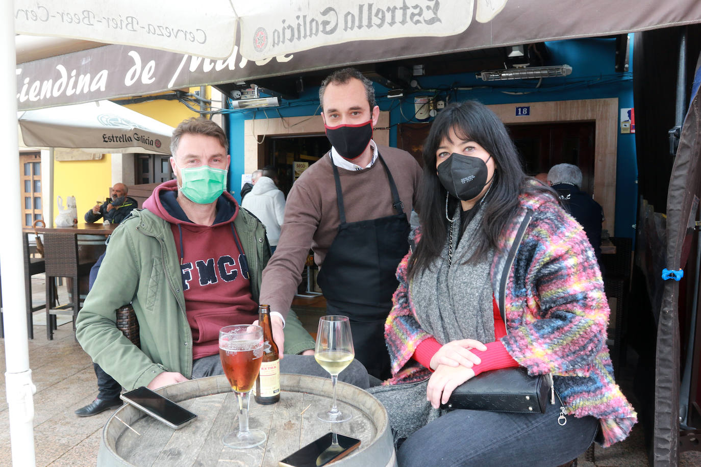 Los vecinos de Pola de Siero celebran la fiesta de Les Comadres condicionados por el cierre perimetral | Los restaurantes elaboran menús para llevar y los bares regalan bollos para animar hoy, y pese a las restricciones, la celebración