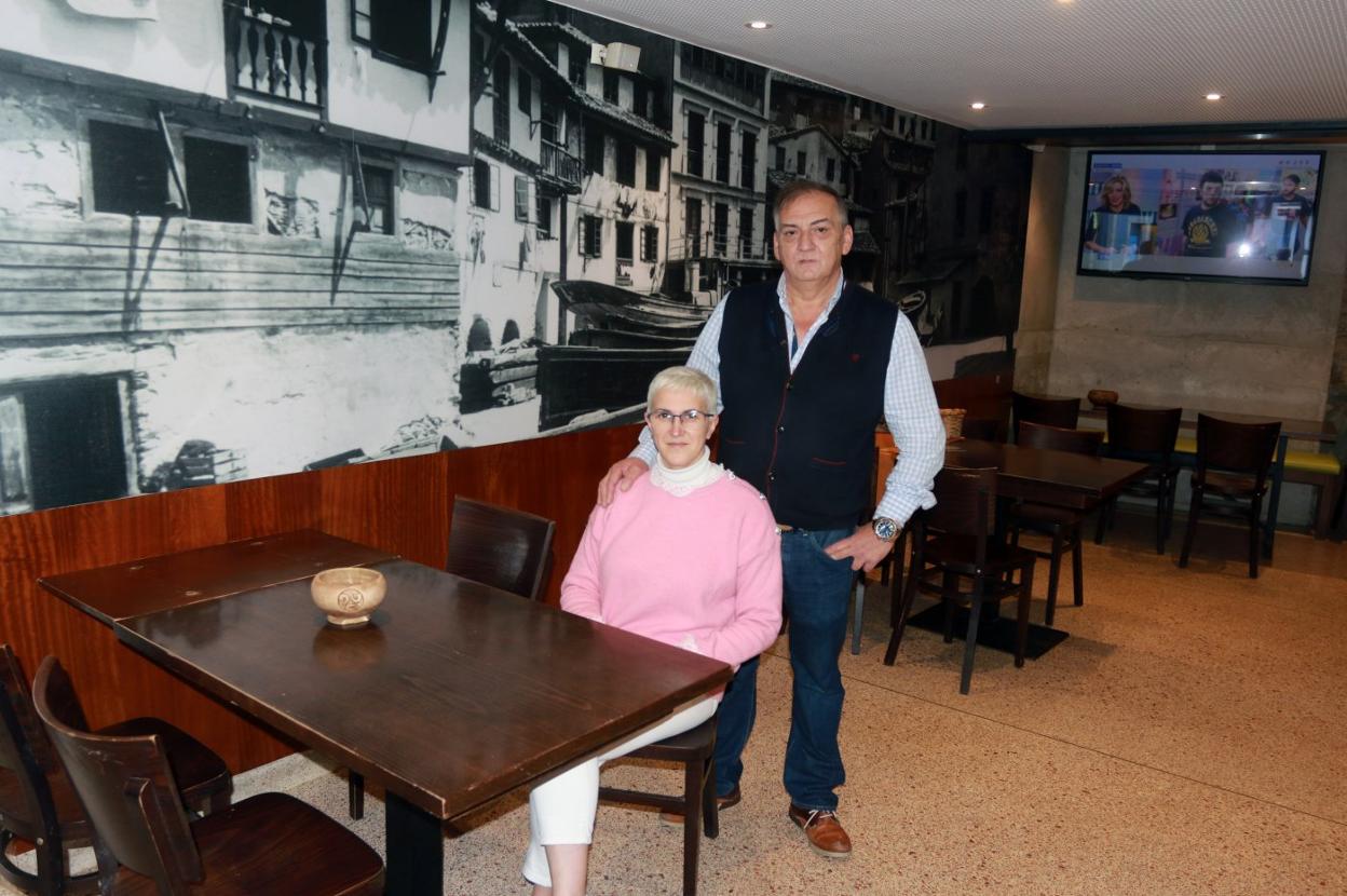 Ángel y Sonia, en una de las mesas del popular restaurante de Cudillero. 
