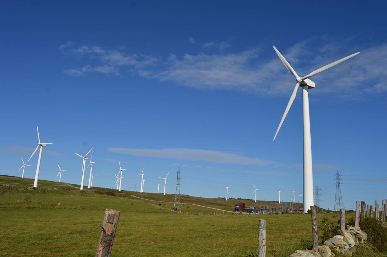 Molinos del parque eólico del Pico Gallo, en Tineo, el más antiguo de Asturias. 