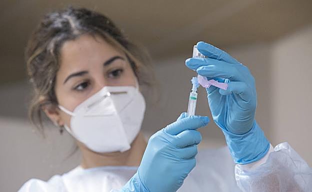 La Fiscalía investigará la vacunación de covid en Asturias tras una denuncia por «presuntas irregularidades»