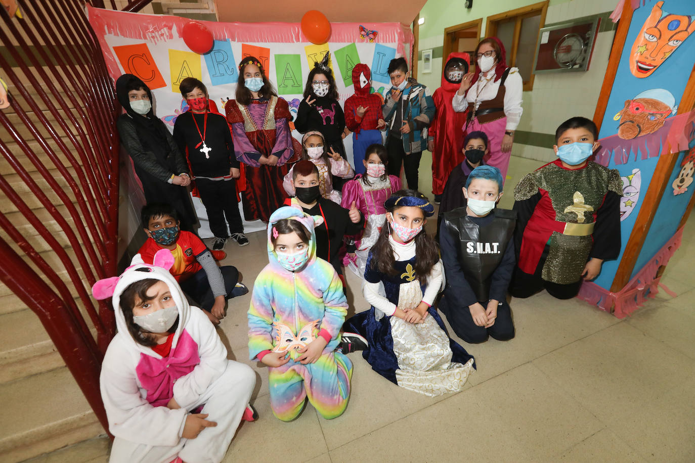 El Antroxu de Avilés ya ha comenzado y así lo han demostrado los niños y niñas de los colegios de avilesinos, que han llenado las aulas de disfraces y alegría. 