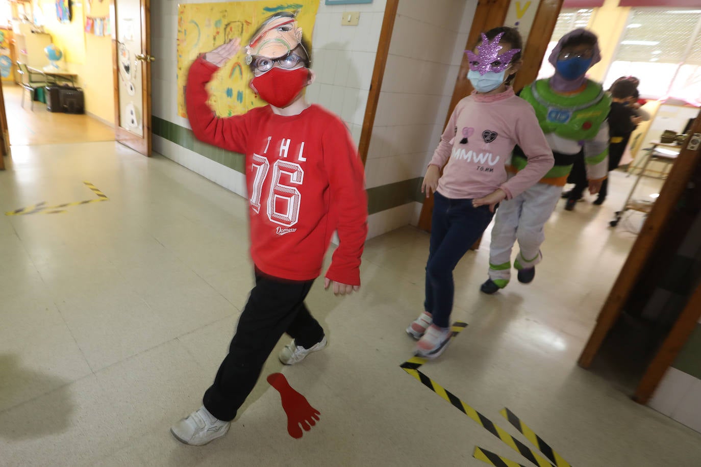El Antroxu de Avilés ya ha comenzado y así lo han demostrado los niños y niñas de los colegios de avilesinos, que han llenado las aulas de disfraces y alegría. 