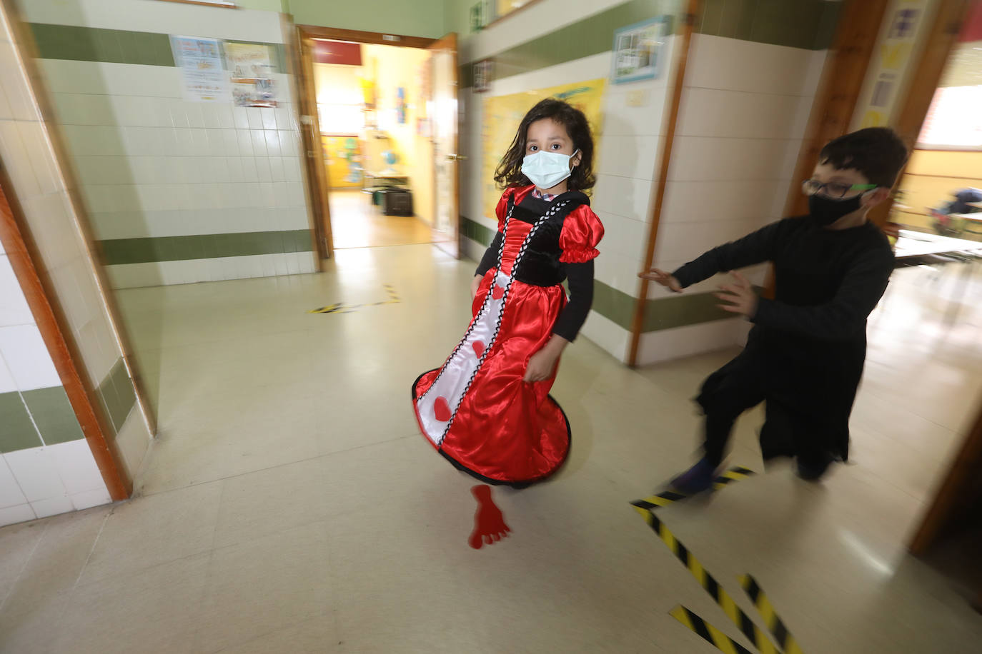 El Antroxu de Avilés ya ha comenzado y así lo han demostrado los niños y niñas de los colegios de avilesinos, que han llenado las aulas de disfraces y alegría. 