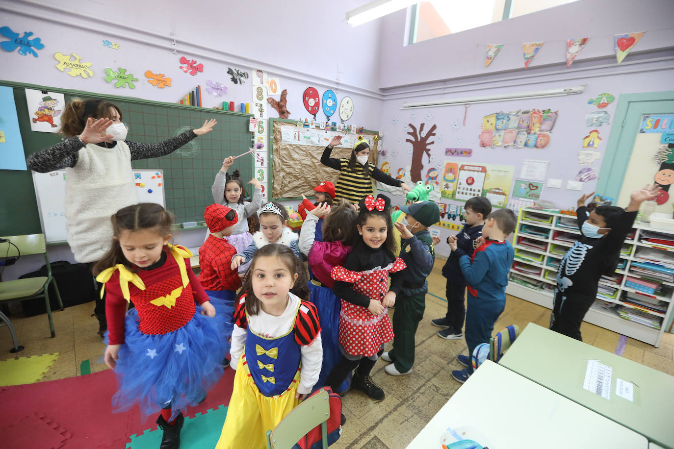 El Antroxu de Avilés ya ha comenzado y así lo han demostrado los niños y niñas de los colegios de avilesinos, que han llenado las aulas de disfraces y alegría. 