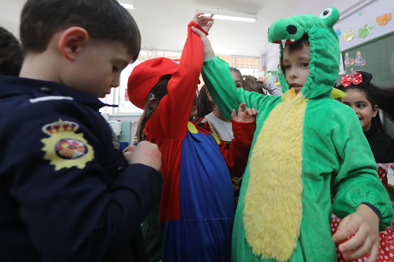 El Antroxu de Avilés ya ha comenzado y así lo han demostrado los niños y niñas de los colegios de avilesinos, que han llenado las aulas de disfraces y alegría. 