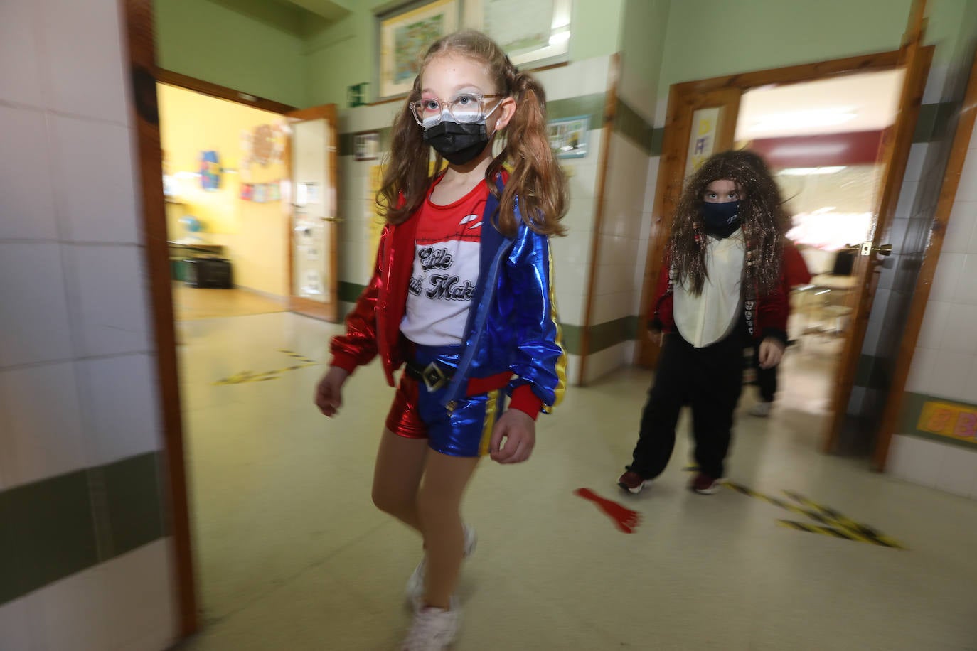 El Antroxu de Avilés ya ha comenzado y así lo han demostrado los niños y niñas de los colegios de avilesinos, que han llenado las aulas de disfraces y alegría. 