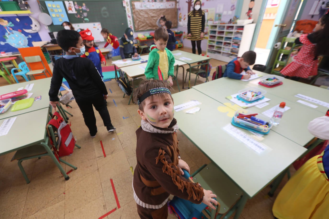 El Antroxu de Avilés ya ha comenzado y así lo han demostrado los niños y niñas de los colegios de avilesinos, que han llenado las aulas de disfraces y alegría. 