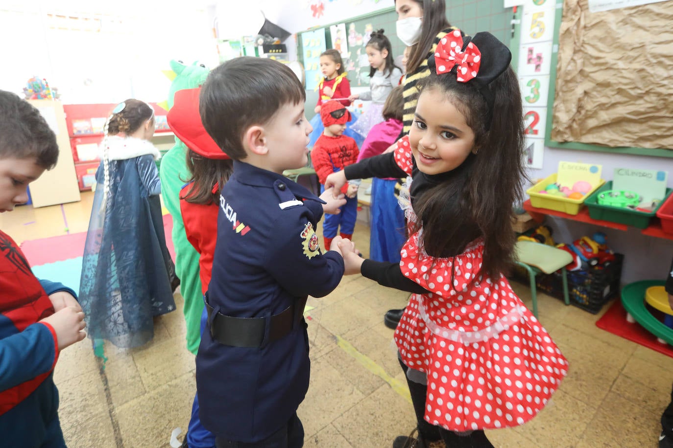 El Antroxu de Avilés ya ha comenzado y así lo han demostrado los niños y niñas de los colegios de avilesinos, que han llenado las aulas de disfraces y alegría. 