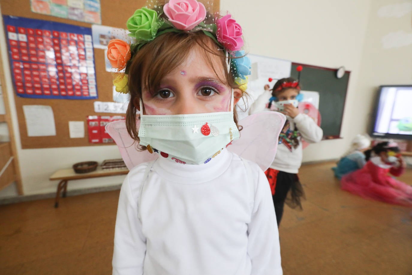 El Antroxu de Avilés ya ha comenzado y así lo han demostrado los niños y niñas de los colegios de avilesinos, que han llenado las aulas de disfraces y alegría. 