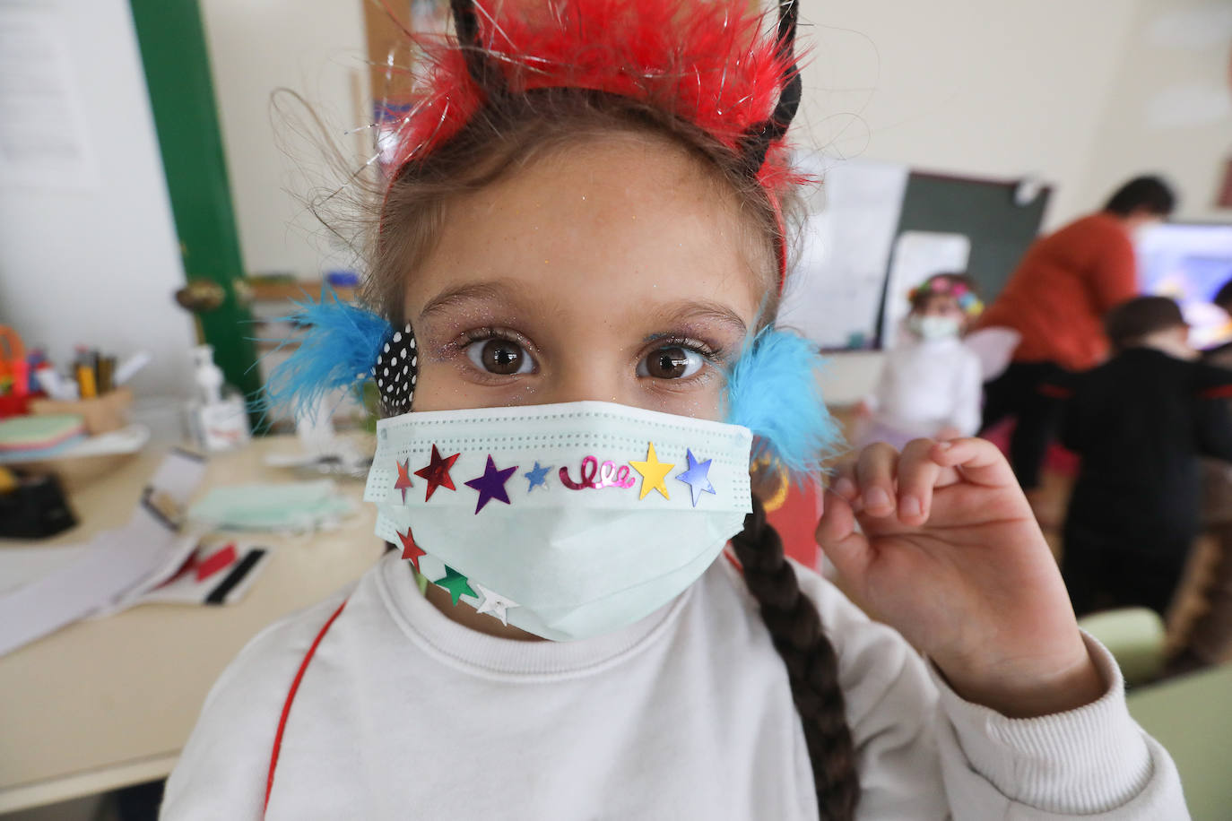 El Antroxu de Avilés ya ha comenzado y así lo han demostrado los niños y niñas de los colegios de avilesinos, que han llenado las aulas de disfraces y alegría. 