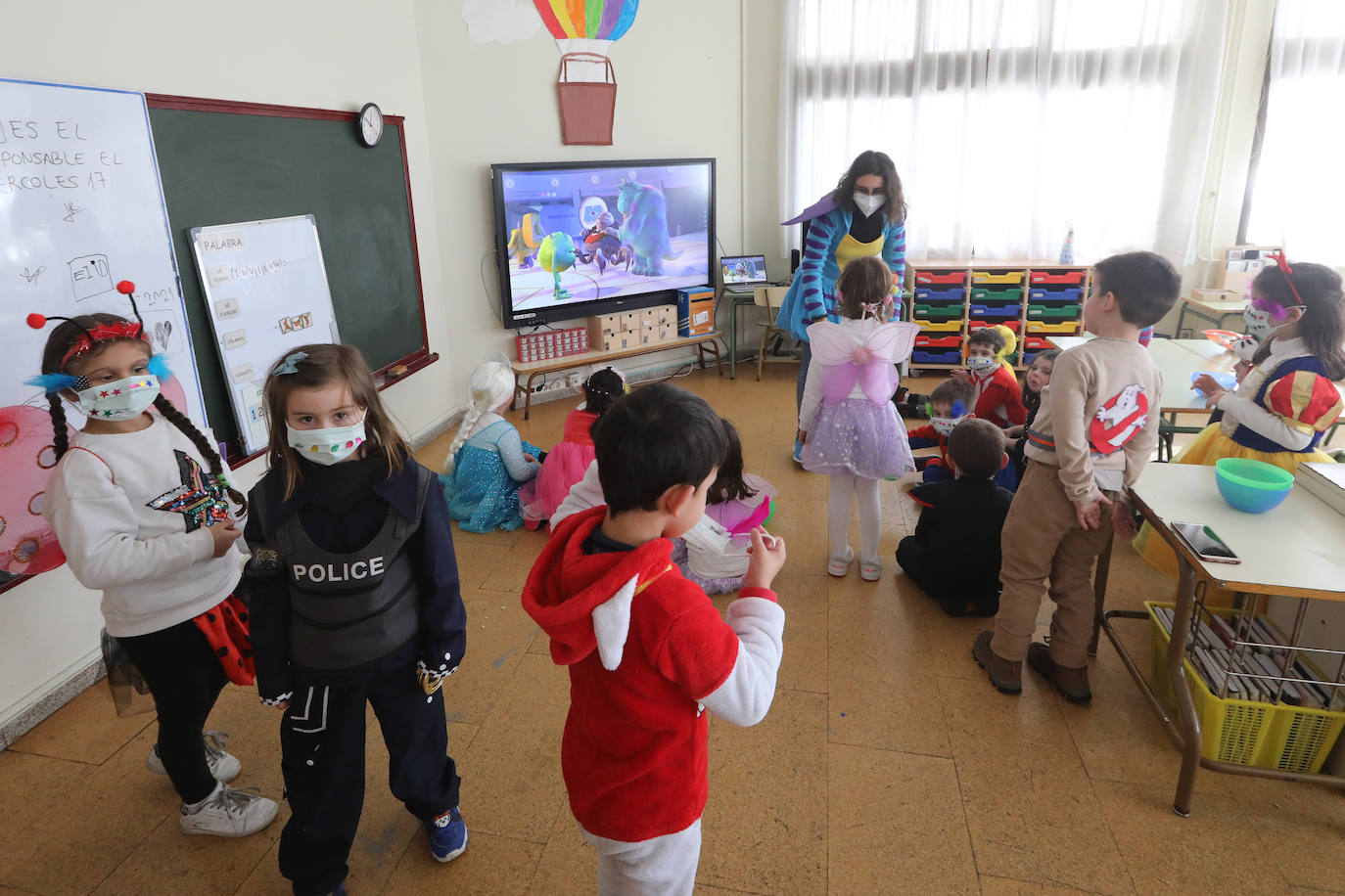 El Antroxu de Avilés ya ha comenzado y así lo han demostrado los niños y niñas de los colegios de avilesinos, que han llenado las aulas de disfraces y alegría. 