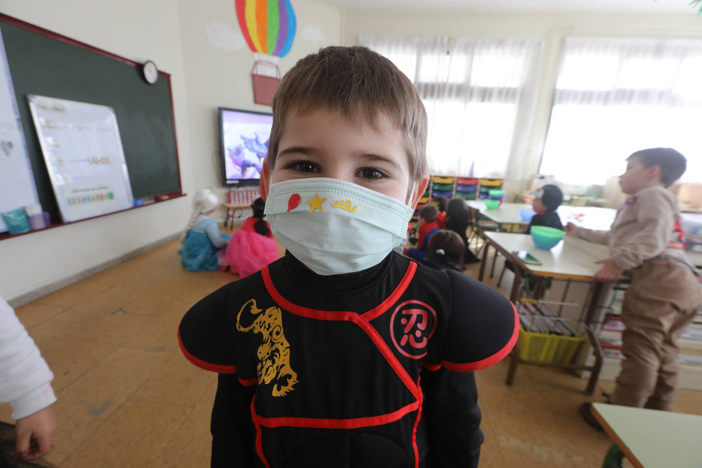 El Antroxu de Avilés ya ha comenzado y así lo han demostrado los niños y niñas de los colegios de avilesinos, que han llenado las aulas de disfraces y alegría. 