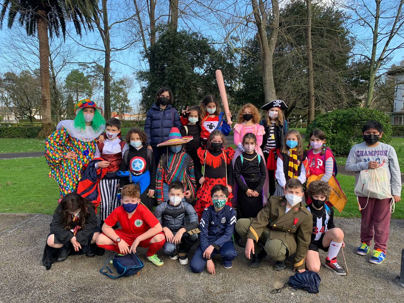 Los más pequeños de Gijón ya están de Antroxu. Los alumnos de cenntros educativos como el colegio Príncipe de Asturias, de La Calzada, el San Vicente de Paúl o el Colegio Público de Cabueñes se han disfrazado este viernes. Estos últimos han aprovechado la ocasión para rendir homenaje a los sanitarios. 