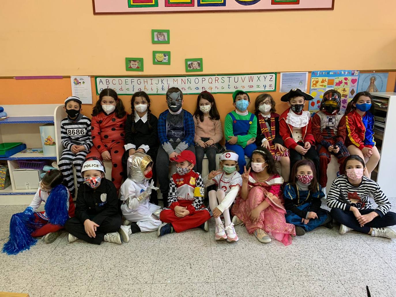 Los más pequeños de Gijón ya están de Antroxu. Los alumnos de cenntros educativos como el colegio Príncipe de Asturias, de La Calzada, el San Vicente de Paúl o el Colegio Público de Cabueñes se han disfrazado este viernes. Estos últimos han aprovechado la ocasión para rendir homenaje a los sanitarios. 