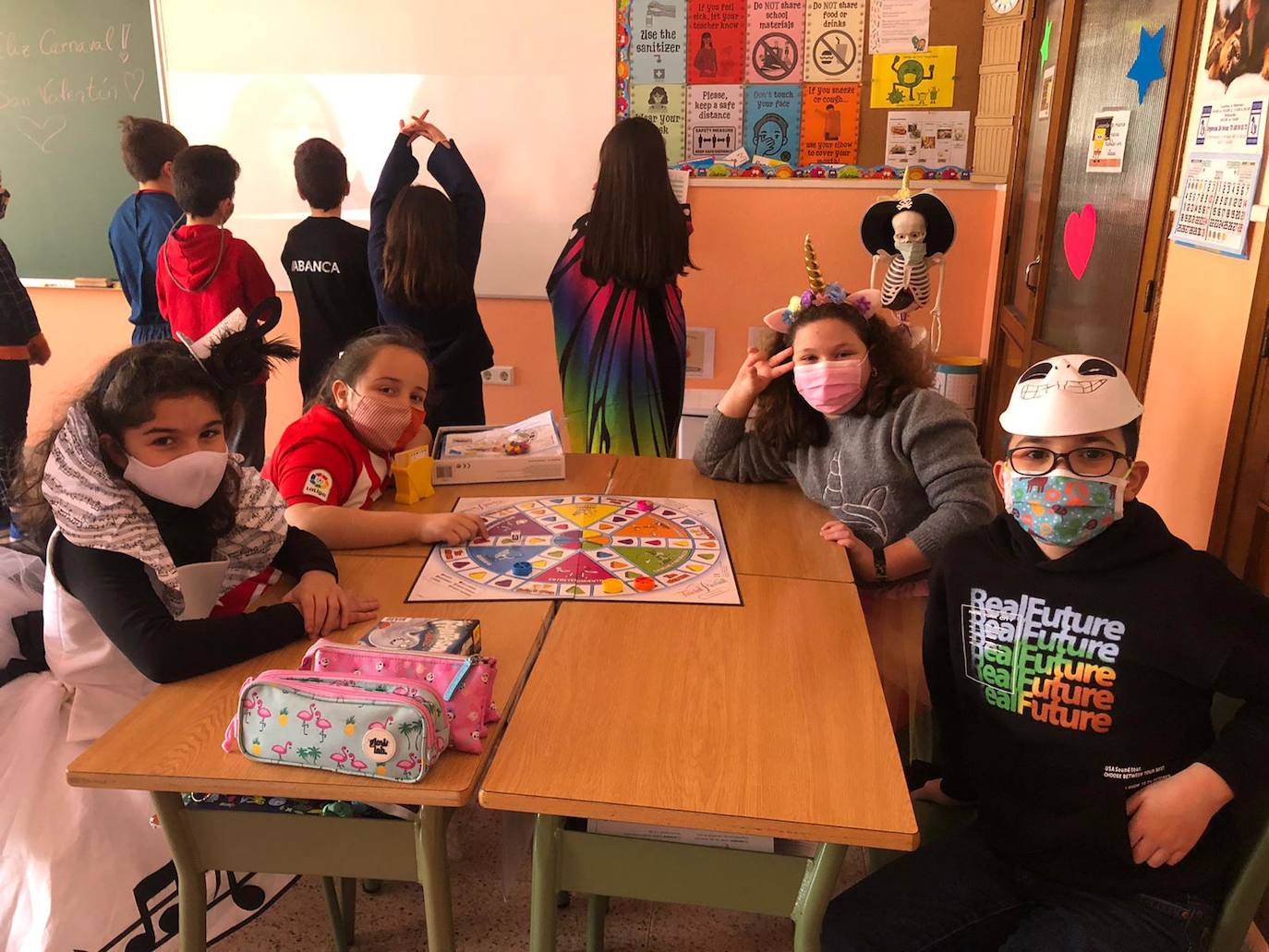 Los más pequeños de Gijón ya están de Antroxu. Los alumnos de cenntros educativos como el colegio Príncipe de Asturias, de La Calzada, el San Vicente de Paúl o el Colegio Público de Cabueñes se han disfrazado este viernes. Estos últimos han aprovechado la ocasión para rendir homenaje a los sanitarios. 