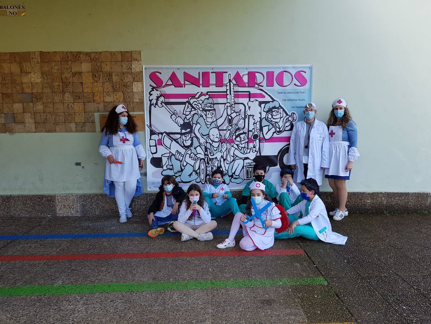 Los más pequeños de Gijón ya están de Antroxu. Los alumnos de cenntros educativos como el colegio Príncipe de Asturias, de La Calzada, el San Vicente de Paúl o el Colegio Público de Cabueñes se han disfrazado este viernes. Estos últimos han aprovechado la ocasión para rendir homenaje a los sanitarios. 