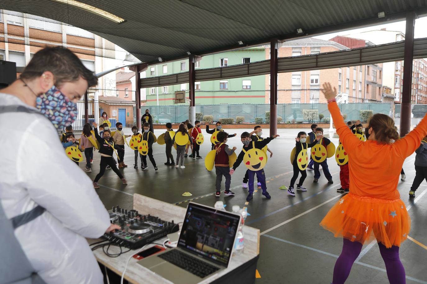 Los más pequeños de Gijón ya están de Antroxu. Los alumnos de cenntros educativos como el colegio Príncipe de Asturias, de La Calzada, el San Vicente de Paúl o el Colegio Público de Cabueñes se han disfrazado este viernes. Estos últimos han aprovechado la ocasión para rendir homenaje a los sanitarios. 