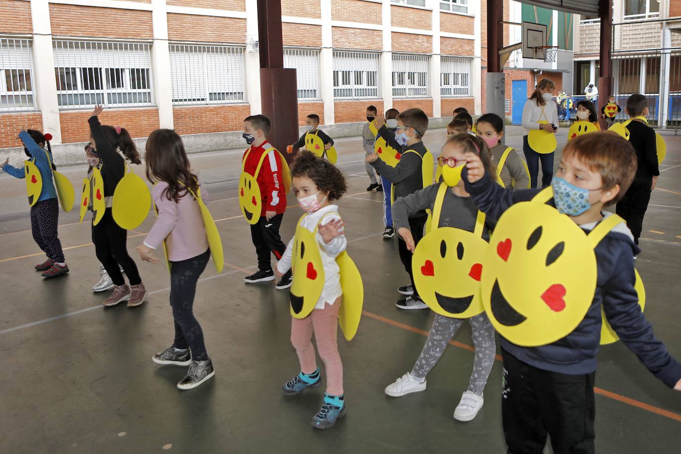 Los más pequeños de Gijón ya están de Antroxu. Los alumnos de cenntros educativos como el colegio Príncipe de Asturias, de La Calzada, el San Vicente de Paúl o el Colegio Público de Cabueñes se han disfrazado este viernes. Estos últimos han aprovechado la ocasión para rendir homenaje a los sanitarios. 