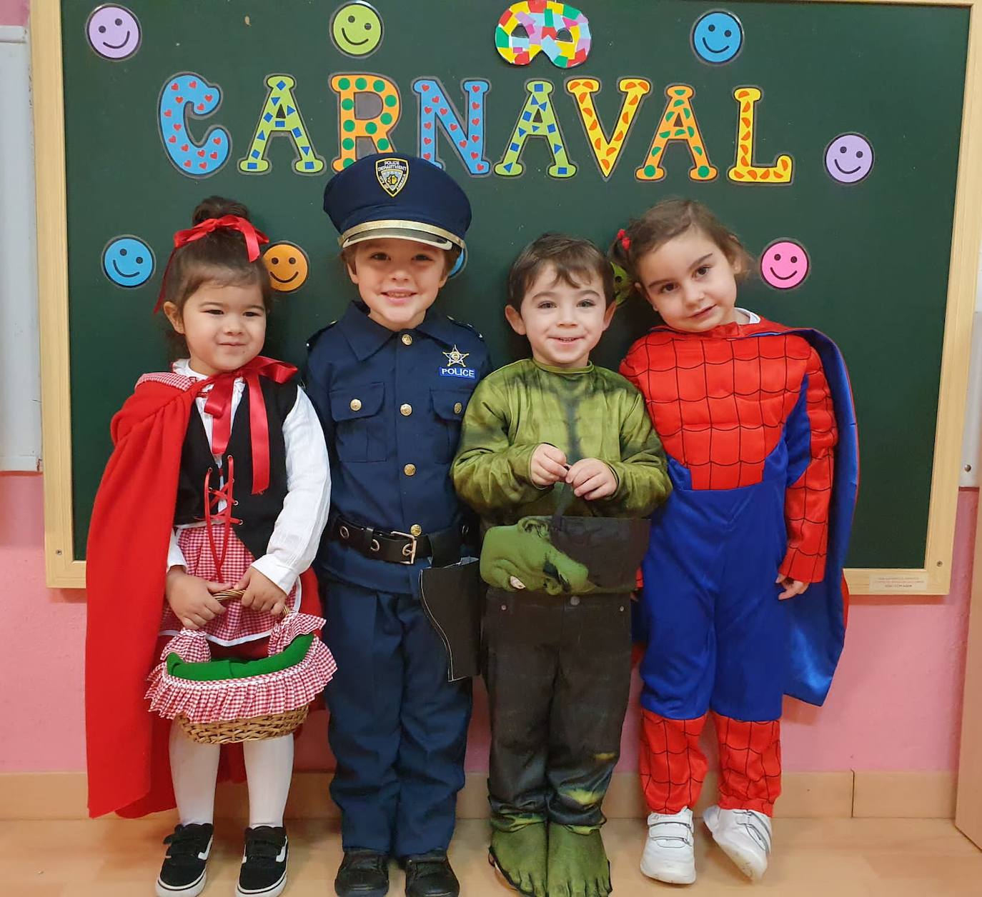 Los más pequeños de Gijón ya están de Antroxu. Los alumnos de cenntros educativos como el colegio Príncipe de Asturias, de La Calzada, o el Colegio Público de Cabueñes se han disfrazado este viernes. Estos últimos han aprovechado la ocasión para rendir homenaje a los sanitarios. 