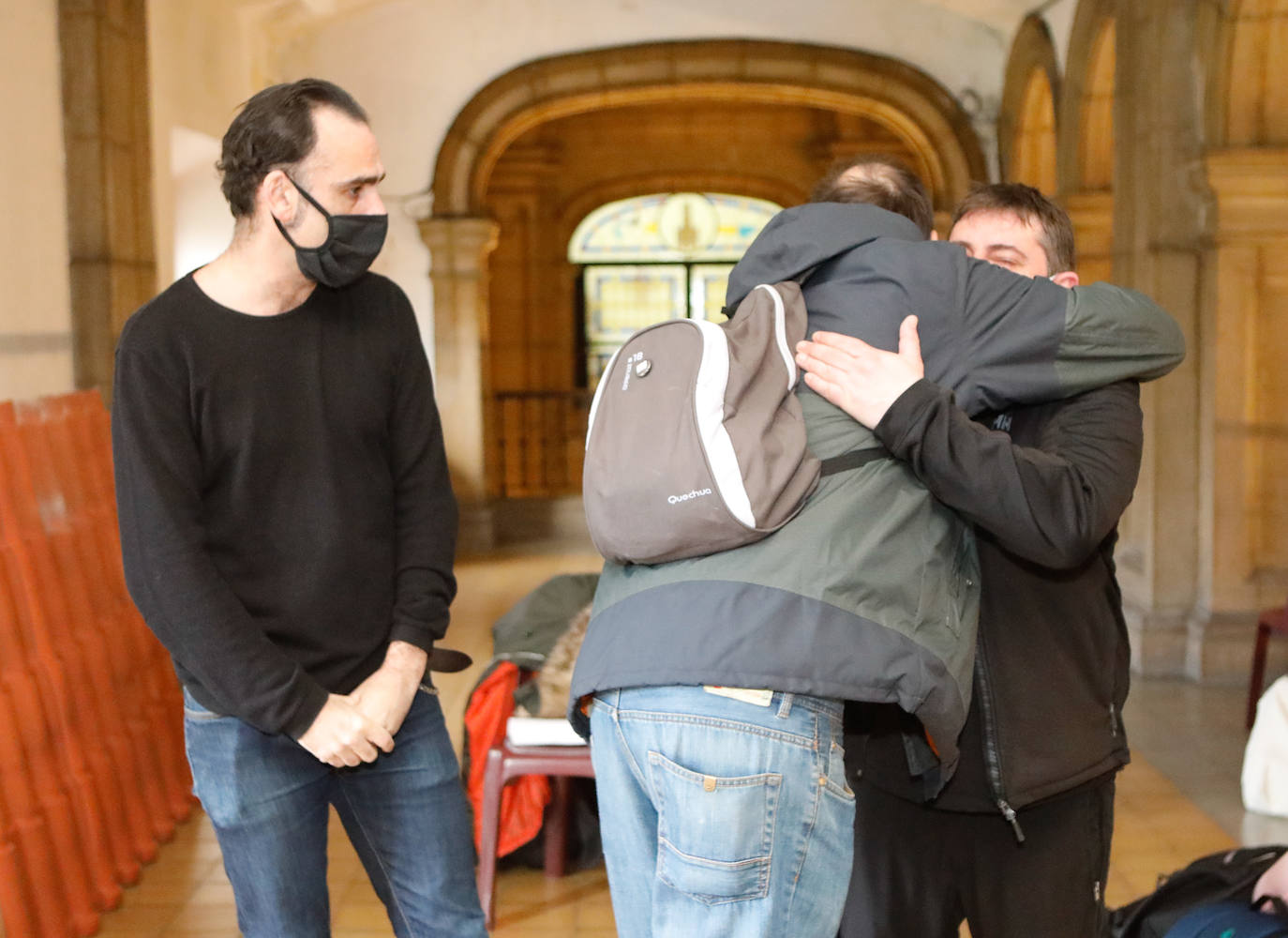 Los hosteleros David Tejerina y Tono Permuy se han encerrado en la iglesia de San José de Gijón para reclamar una mayor implicación de las administraciones con el sector y ayudas para afrontar los pagos a sus trabajadores 