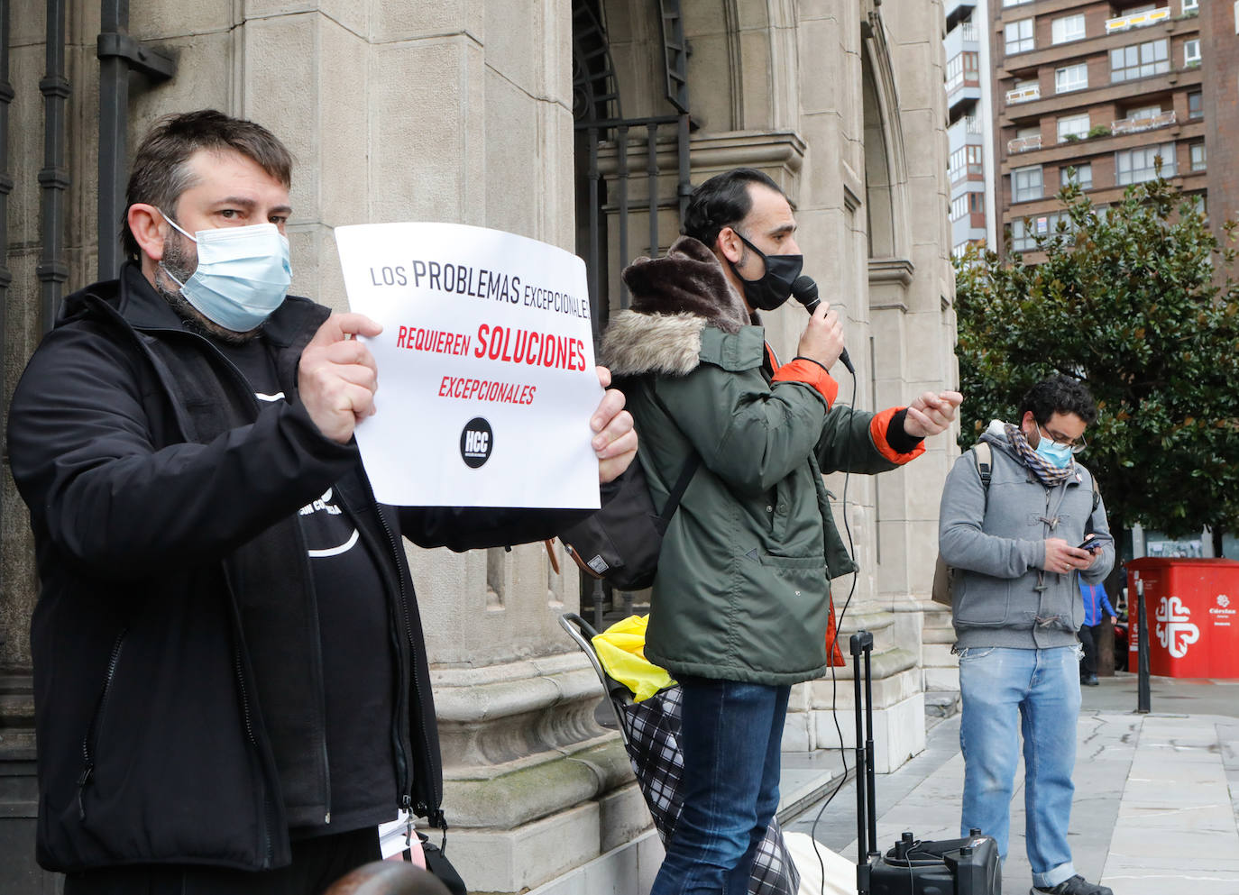 Los hosteleros David Tejerina y Tono Permuy se han encerrado en la iglesia de San José de Gijón para reclamar una mayor implicación de las administraciones con el sector y ayudas para afrontar los pagos a sus trabajadores 