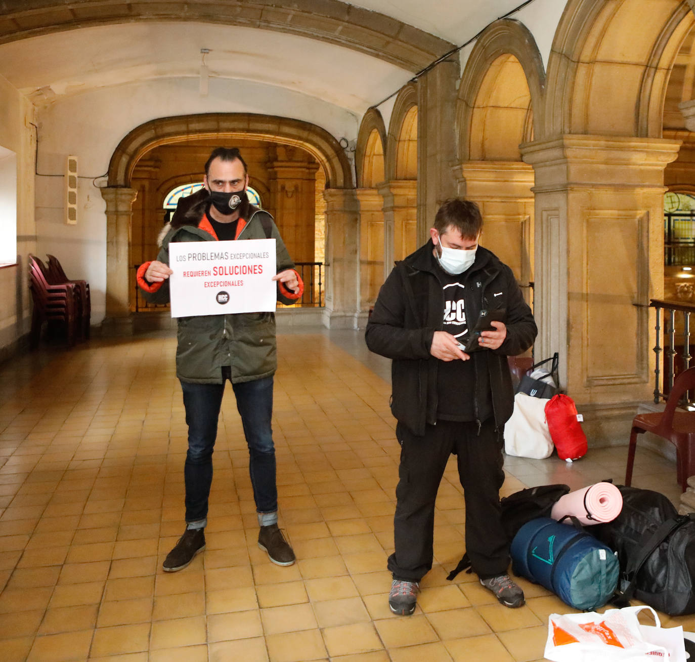 Los hosteleros David Tejerina y Tono Permuy se han encerrado en la iglesia de San José de Gijón para reclamar una mayor implicación de las administraciones con el sector y ayudas para afrontar los pagos a sus trabajadores 