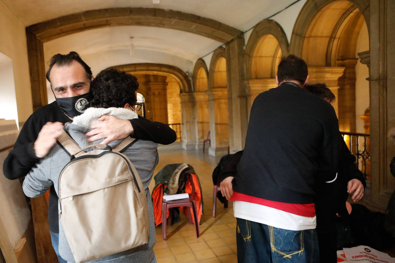 Los hosteleros David Tejerina y Tono Permuy se han encerrado en la iglesia de San José de Gijón para reclamar una mayor implicación de las administraciones con el sector y ayudas para afrontar los pagos a sus trabajadores 