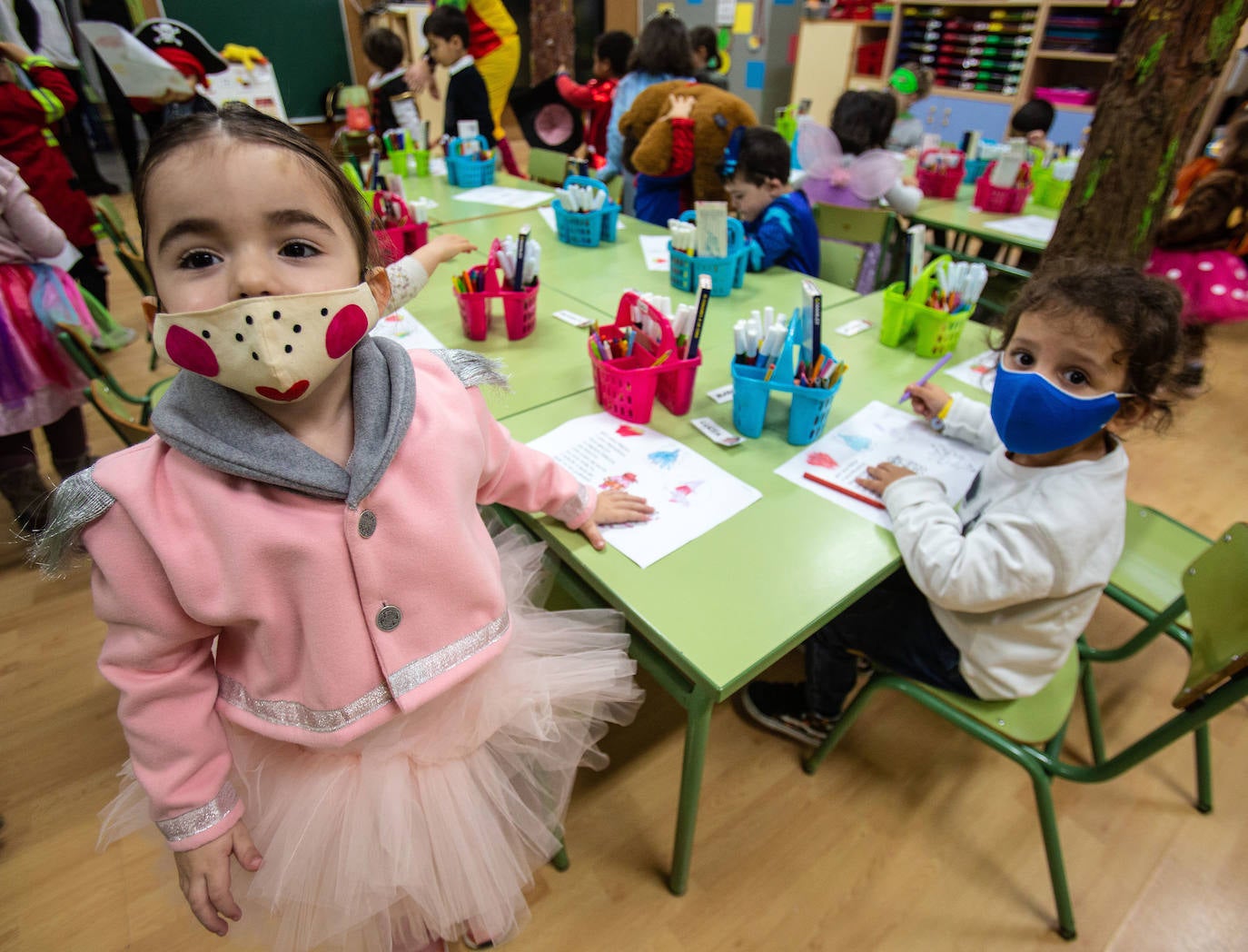 Los alumnos y las alumnas de los colegios de Oviedo han llenado las aulas de color, alegría y disfraces. 