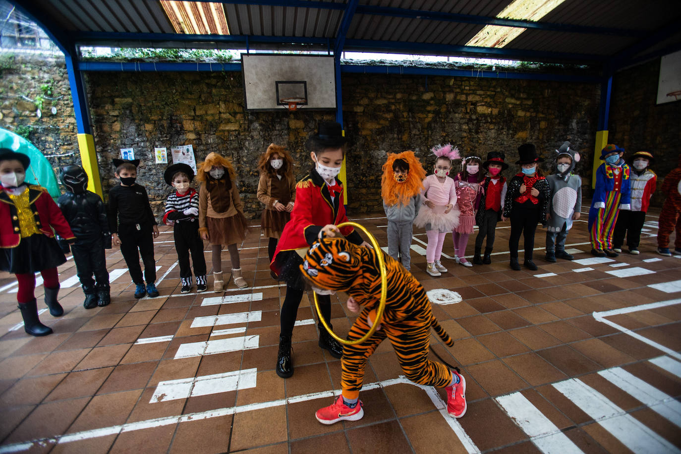 Los alumnos y las alumnas de los colegios de Oviedo han llenado las aulas de color, alegría y disfraces. 